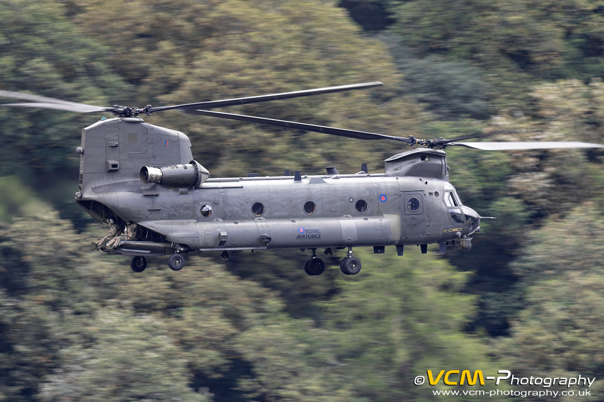 Boeing CH-47 Xhinook HC.61, serial ZA679 Low Level