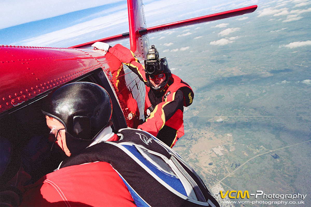 Skydive 2-way exit with photographer